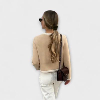 Klasický svetr s ozdobnými kapsami