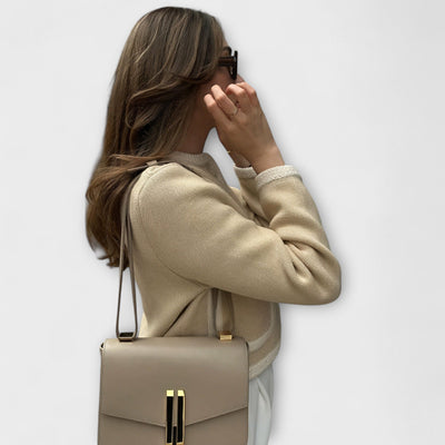 Klasický svetr s ozdobnými kapsami