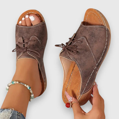 Saskia – Sandály ve vintage stylu